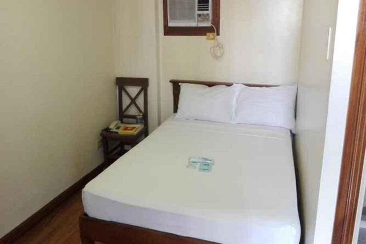 Isabelle Royale Makati Hotel Makati City ภายนอก รูปภาพ