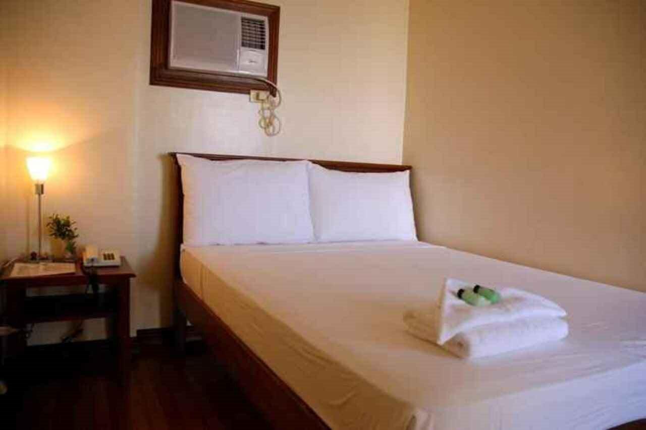 Isabelle Royale Makati Hotel Makati City ภายนอก รูปภาพ