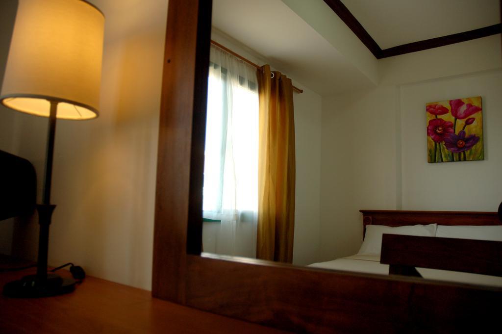 Isabelle Royale Makati Hotel Makati City ภายนอก รูปภาพ