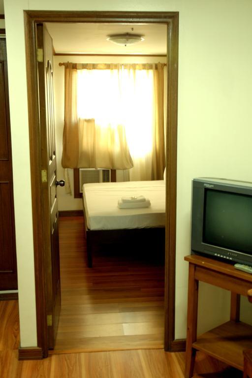 Isabelle Royale Makati Hotel Makati City ภายนอก รูปภาพ