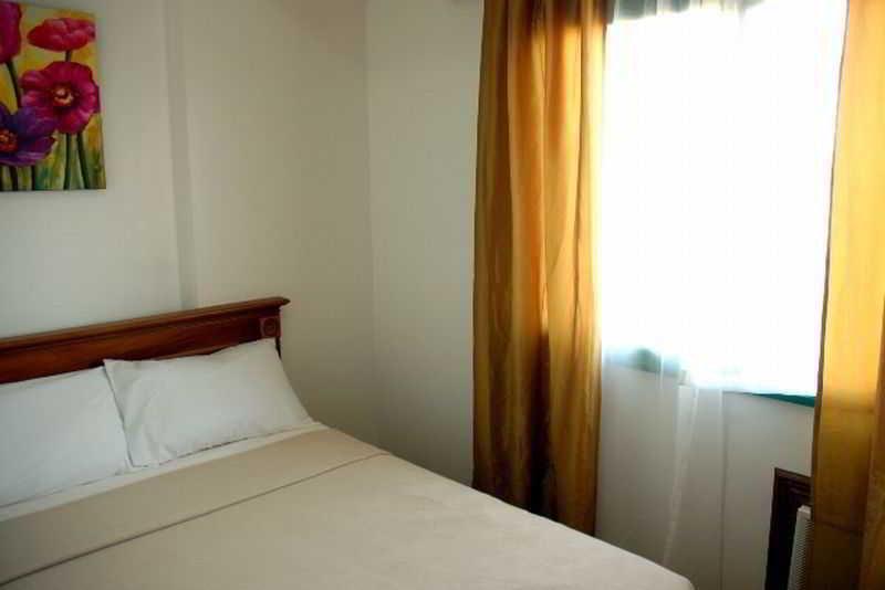 Isabelle Royale Makati Hotel Makati City ภายนอก รูปภาพ